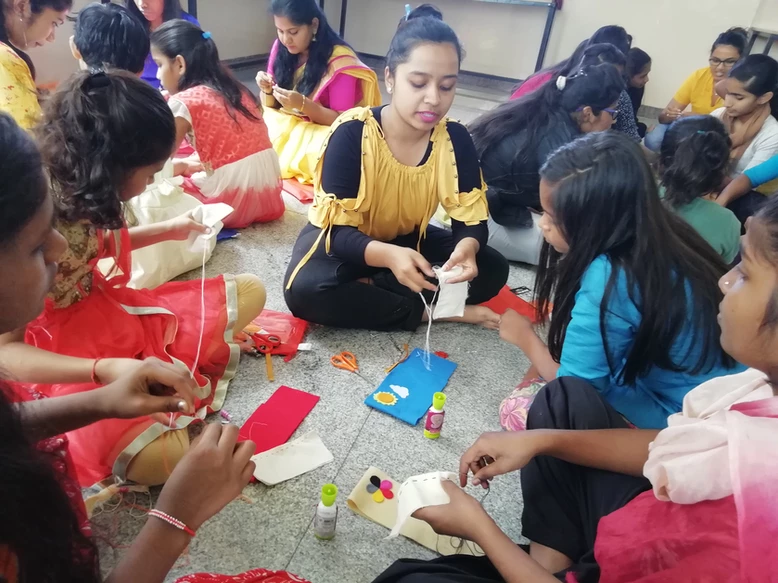 IIFT Faculty Teaching Kids How To Create Pouches