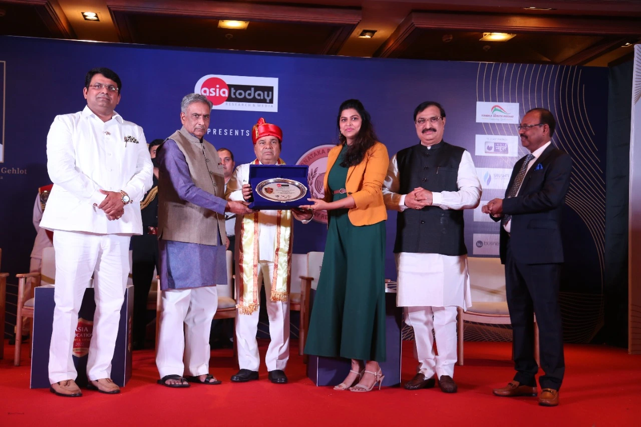 Principal of IIFT Recieves Asia Today Award on behalf of IIFT for being the top istitute offering best fashion design courses in India